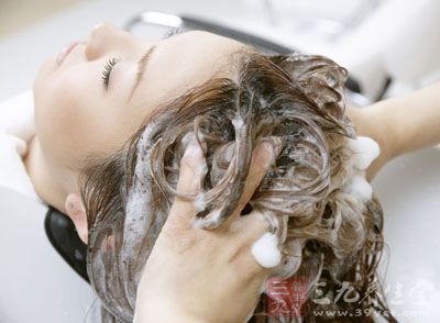 洗发24小时后20多岁~30多岁的女性，头皮就会产生异味